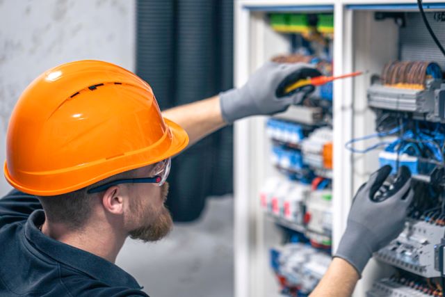 راهنمای جامع استانداردهای ایمنی تابلو برق صنعتی در خطوط تولید